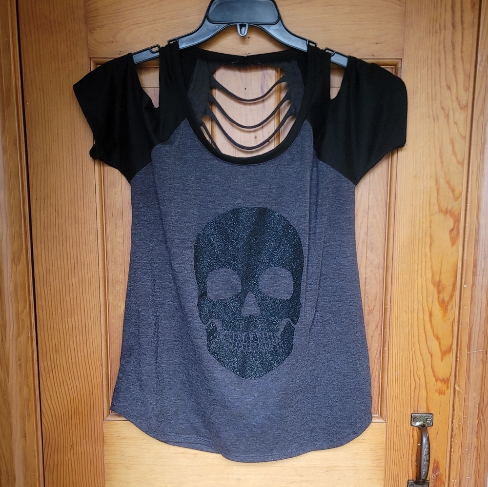WOMEN'S HOT TOPIC GLITTER SKULL COLD SHOULDER T-SHIRT
